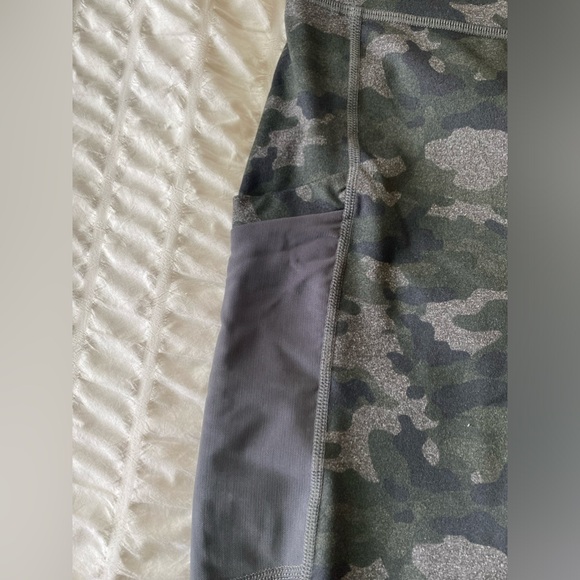 Fabletics PowerHold 3/4 Camo legging - Picture 3 of 6